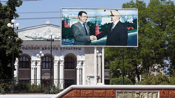 Riesiges Plakat vor dem städtischen Kulturhaus in Tiraspol zeigt den transnistrischen Präsidenten Igor Smirnow beim Händeschütteln mit Russlands Präsidenten Medwedew vor der Kulisse des Moskauer Kremls