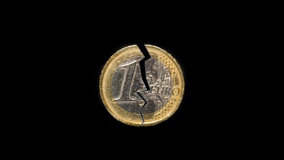 Ein gebrochener Euro auf schwarzem Hintergrund