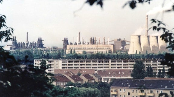 Eisenhüttenkombinat Ost - Blick über die Wohnblocks auf das EKO vor 1989.