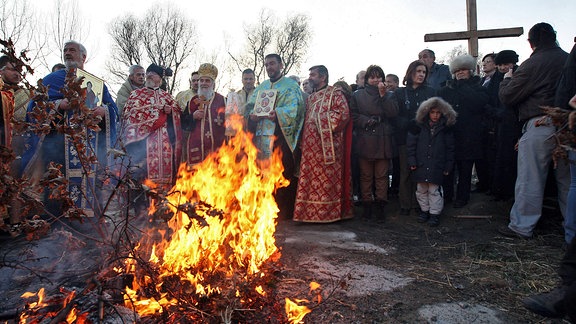 Menschen bei einer traditionellen Weihnachtszeremonie in Serbien