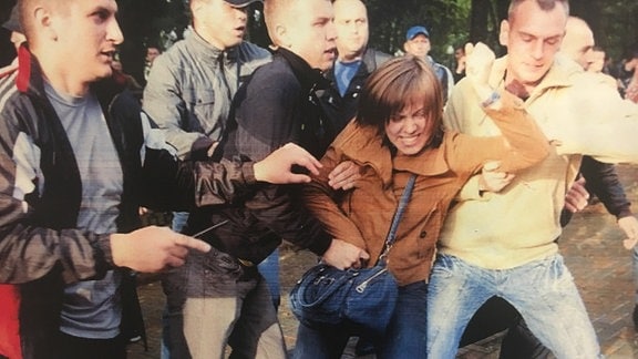 Belsat Reporterin Alina Radaczynska während einer Demo in Minsk 2011, flieht vor Geheimdiensten.