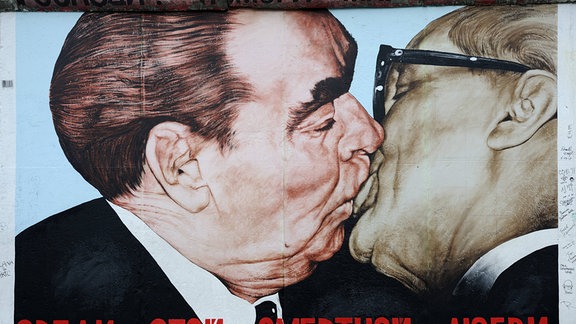 Breschnew küsst Honecker. Gemälde von Dimitri Wrubel an einem Rest der Berliner Mauer.