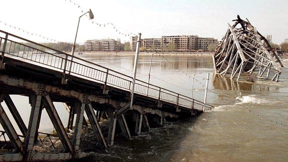 Nato-Flugzeuge haben bei Luftangriffen am 1.4.1999 die historische Donau-Brücke in der nordserbischen Stadt Novi Sad zerstört.