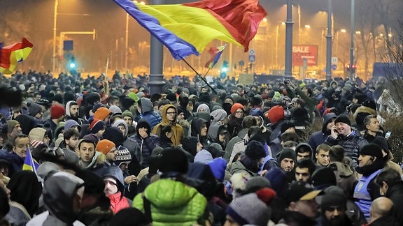 Demonstranten schwenken während eines Protests in Bukarest, Rumänien, Nationalflaggen.