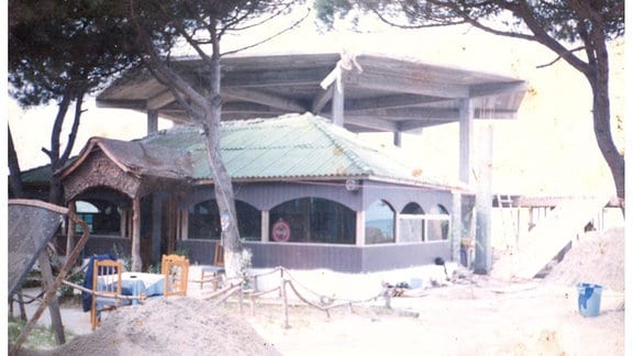 Bunker von Kujtim Roçi mit Restaurantanbau und erstm Obergeschoss. Undatiert.