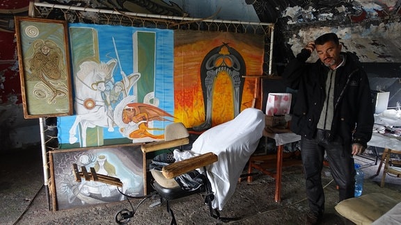 Tattoo-Künstler Keq Marku im Inneren seines Bunkers nahe der Ortschaft Koplik in Nordalbanien.
