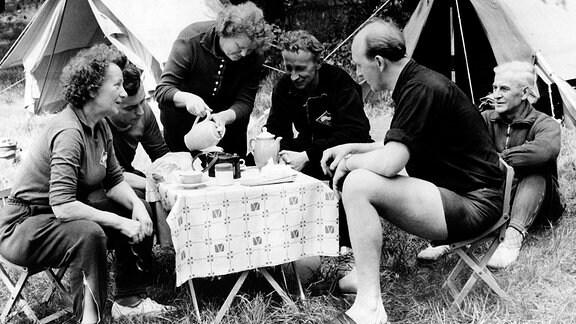 Mitglieder der BSG Fortschritt Lichtenberg, Sektion Kanu, verbringen die Pfingsttage im Mai 1961 auf dem Campingplatz am Krossinsee - DDR.