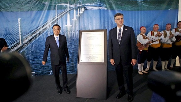 Der Premierminister des Staatsrates der Volksrepublik China, Li Keqiang, und der kroatische Premierminister Andrej Plenkovic besuchten die Baustelle der Peljesac-Brücke im Süden Kroatiens.