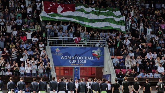 Fußballfans zeigen abchasische Flagge bei Conifa-Fußball-Weltcup 2016