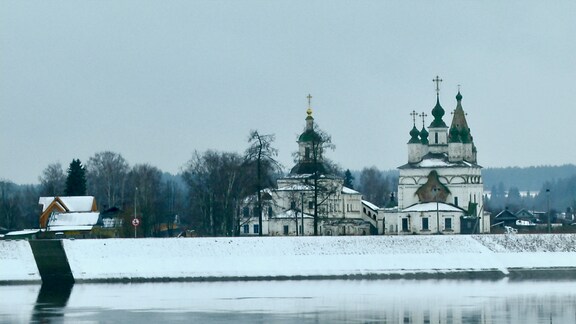 Russiche Kleinstandt Weliki Ustjug - Blick auf orthodoxe Kirche mit vielen Zwiebeltürmen (Stadtsilhouette)