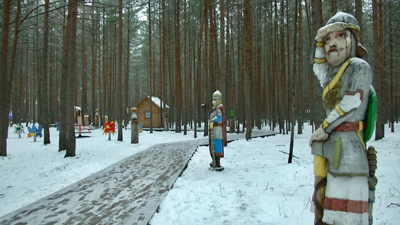 Figuren stehen im Wald