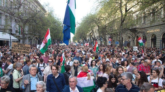 Menschen mit Flaggen und Plakaten auf einer Großdemonstration in Budapest am 14. April 2018