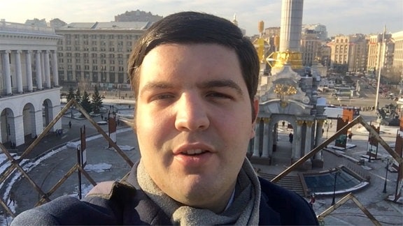 Denis Trubetskoy steht oberhalb des Maidan-Platzes in Kiew