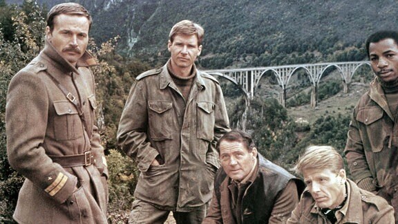 Franco Nero, Harrison Ford, Robert Shaw, Edward Fox und Carl Weathers im Film 'Der wilde Haufen von Navarone' von 1978.