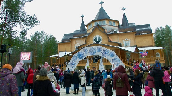 "Palast" von Ded Moros mit vielen Meschen davor (Volksfest)