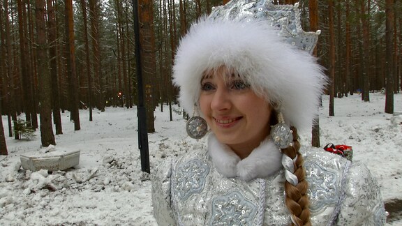 Junge Frau im Snegurotschka-Kostüm