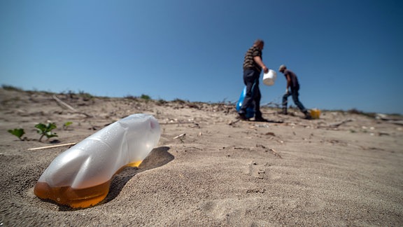 Eine Plastikflasche liegt am Strand der rumänischen Insel Sachalin.
