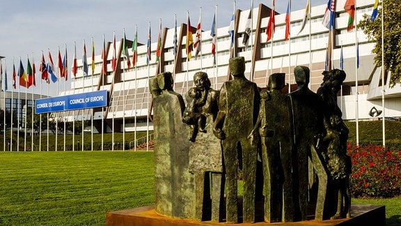 Sitz des Europarates in Straßburg im Vordergrund ein Denkmal