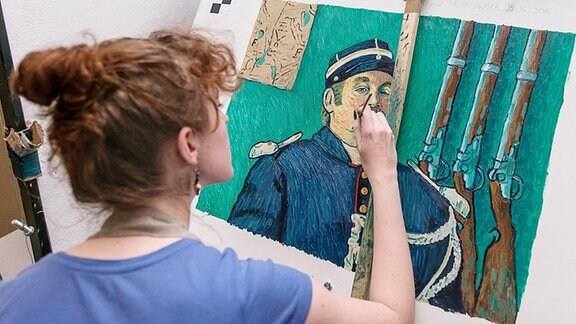 Eine Künstlerin reproduziert ein Gemälde von Vincent van Gogh für den Film 'Loving Vincent'.