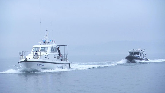 Slowenisches Polizeipatrouillenboot verfolgt kroatisches Polizeipatrouillenboot