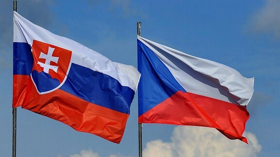 Die Flaggen der Slovakei und der Tschechischen Republik nebeneinander