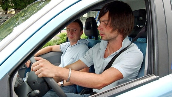 Im polnischen Szczecin (Stettin) startet ein Fahrschüler aus Deutschland mit seinem Fahrlehrer zu einer Unterrichtsstunde.