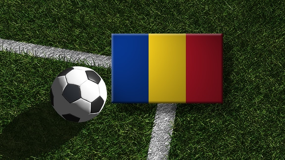 Die rumänische Flagge mit einem Fussball