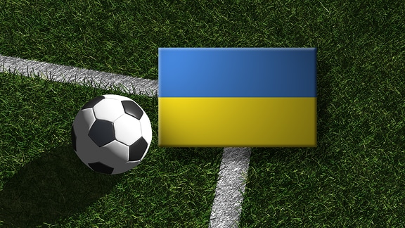 Die ukrainische Flagge mit einem Fussball