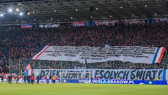 Menschen in einem Fußballstadion