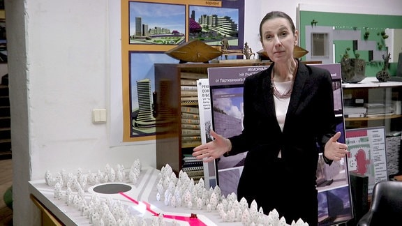 Galina Lewina vor demm Modell der Gedenkstätte Maly Trostinez in ihrem Architekturbüro in Minsk.