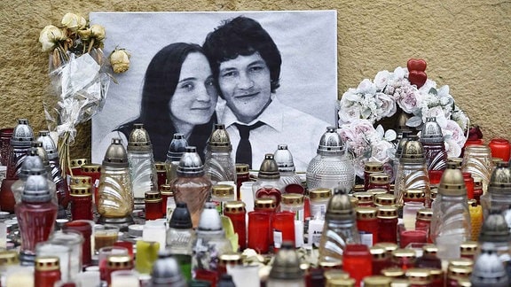 Hunderte von Kerzen stehen vor einem schwarz-weiß Foto auf welchem Jan Kuciak zu sehen ist.
