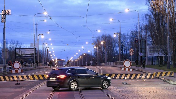 Ein Auto quert die Straße vor der gesperrten Libensky-Brücke in Prag.