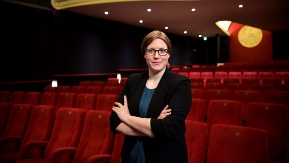 Die Festivalleiterin Heleen Gerritsen steht in einem Kinosaal.
