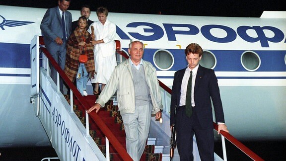 Michail Gorbatschow im August 1991 beim Aussteigen aus einem Flugzeug.