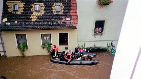 Stadt an der Mukde steht unter Wasser Grimma Dorfstrasse steht unter Wasser Flut Wasser Hochwasser der Mulde