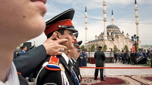 Soldaten vor einer Moschee
