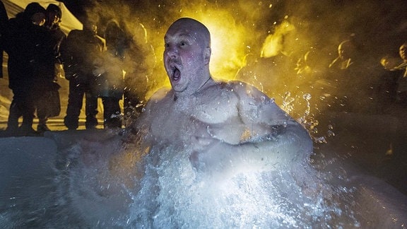 Ein Mann taucht in den eisigen Wassern des Novosibirsk Reservoirs während der Epiphaniefeiern ein.