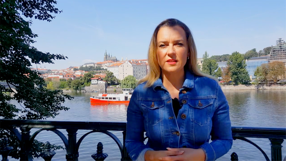 Helena Šulcová steht in Prag an der Moldau