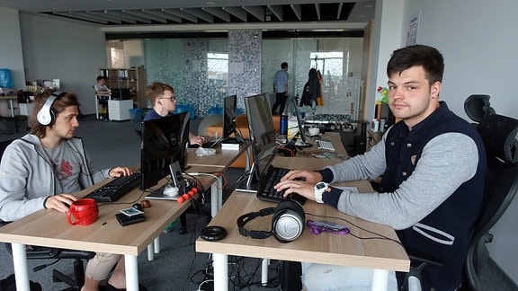 Innosoft-CEO Sakhanow und Mitarbeiter in ihrem Büro
