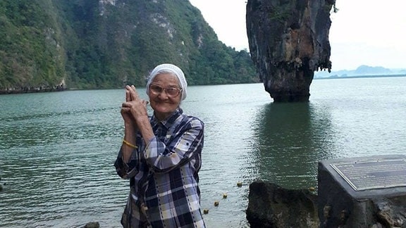 91-jährige Oma aus Sibirien bereist die Welt und teilt ihre Eindrücke im Internet