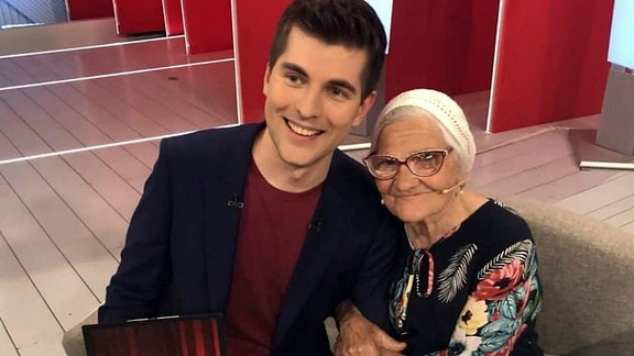91-jährige Oma aus Sibirien bereist die Welt und teilt ihre Eindrücke im Internet