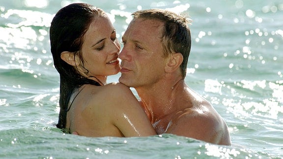 James Bond (Daniel Craig) und Vesper Lynd (Eva Green) kommen sich im neuen Kinofilm "Casino Royal" näher (undatierte Filmszene).