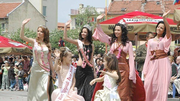 Rosenkönigin und Miss Rosen-Tal anlässlich des Rosenfests in Kazanlak