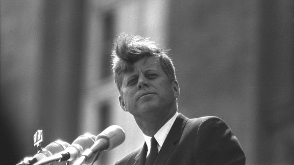 US-Präsident John F. Kennedy (1917-1963), USA (Demokratische Partei), Präsident der USA (1961-1963), bei seinem Berlin-Besuch, hält eine Rede auf dem Balkon des Schöneberger Rathauses, hier spricht er seine berühmten Worte Ich bin ein Berliner , SW-Aufnahme, 26.06.1963.