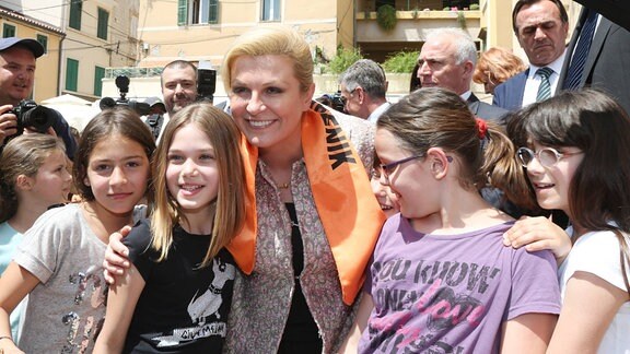 Kolinda Grabar Kitarovic mit Kindern um sich.