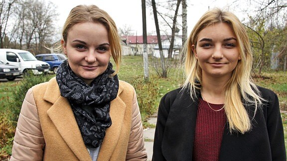 Zwei Erstwählerinnen im Dorf Scherdowa.