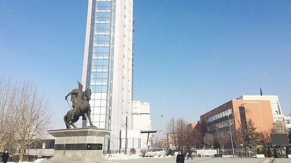 Denkmal des albanischen Nationalhelden Skanderbeg vor dem kosovarischen Regierungsgebäude in Pristina.