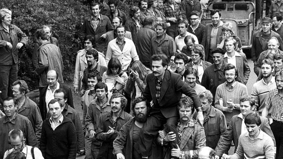 Das Foto vom 30.08.1980 zeigt Arbeiter, die nach der Unterzeichnung des Abkommens mit der Regierung den Streikführer Lech Walesa auf ihren Schultern zur Lenin-Werft in Danzig tragen.