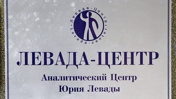 Schild am Eingang  des "Levada Center" in Moskau.