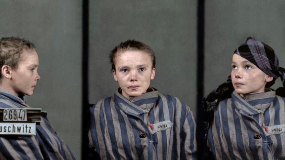 Ein Mädchen in Häftlingskleidung ist von der Seite und von vorn abgebildet